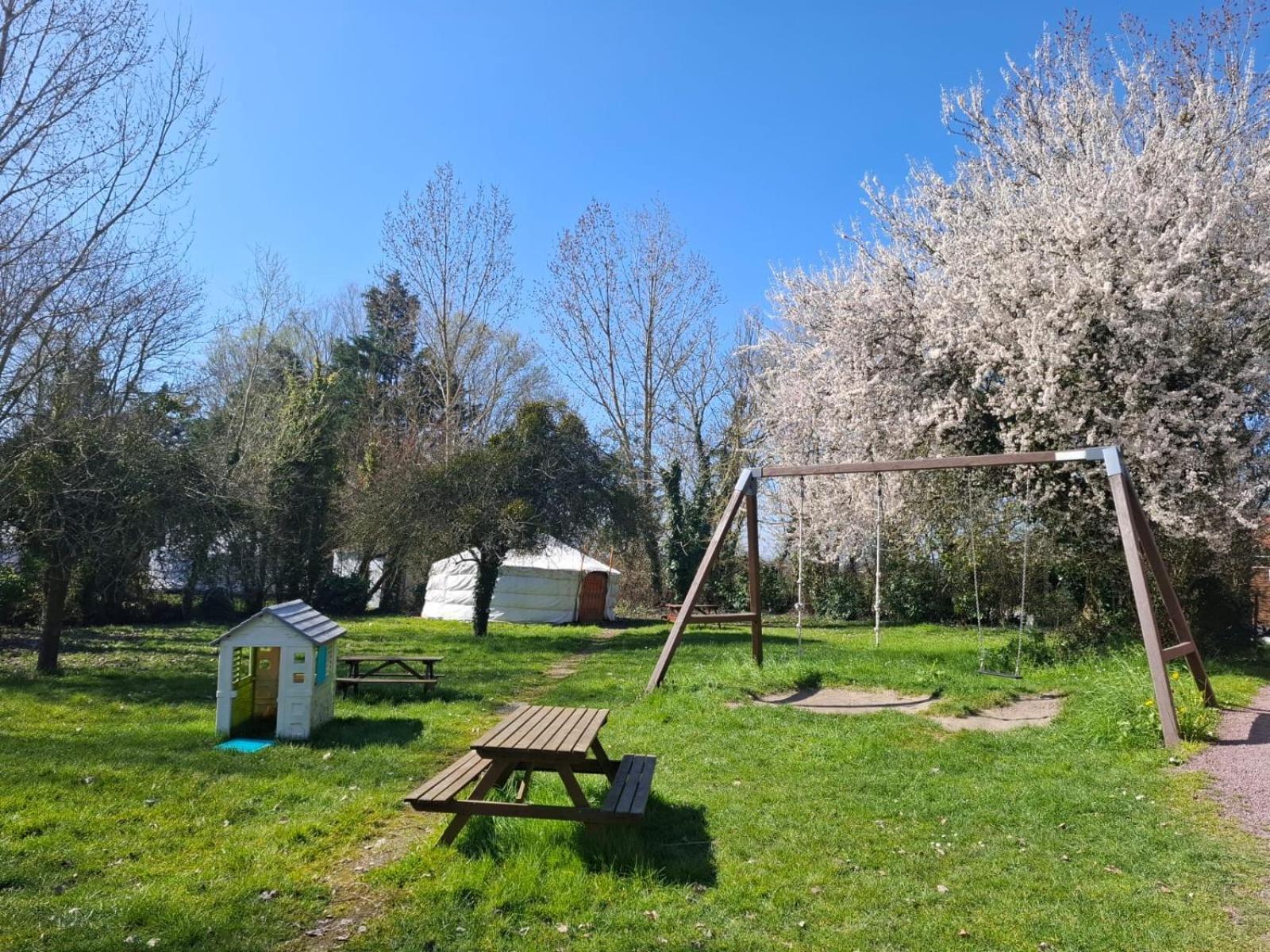 Le Village Insolite Yourte Et Roulotte Saint-Benoit-des-Ondes Luaran gambar